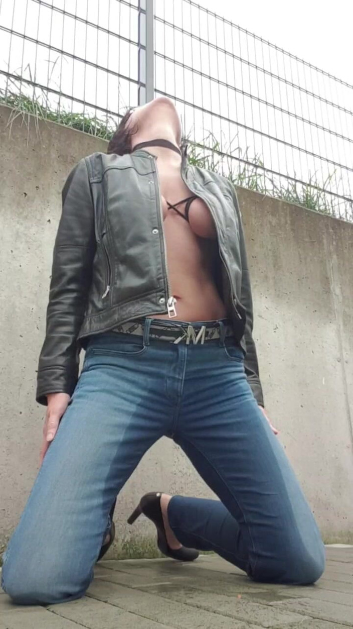 JulieEroticDress: Squirting in jeans