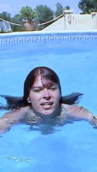 Amadora transa com a vagina dela na piscina