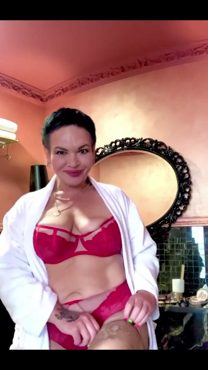 KarmenMilf: Pakaian dalam merah baruku