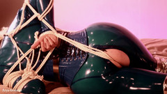 Arya Grander: Mamă sexy cu căluș cu robie în videoclip porno gratuit în latex