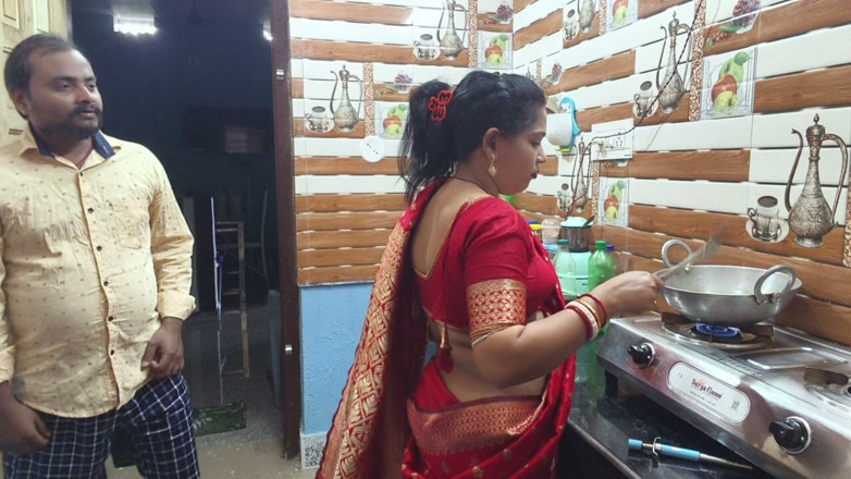 Sona bhabhi: Pas getrouwde Indische Desi-vrouw neukt hard door haar man in...