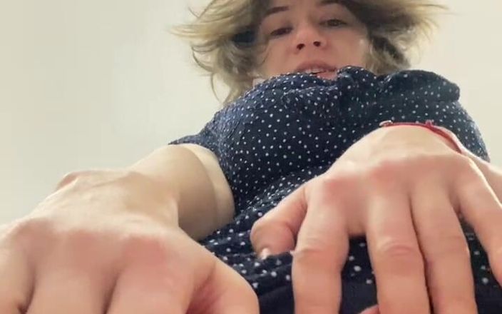 Kitty Kriss: Retar dig i en kort klänning utan underkläder
