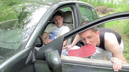 EXHIB BOYS: Dva špatní chlapci šukají v teniskách v autě, čichají