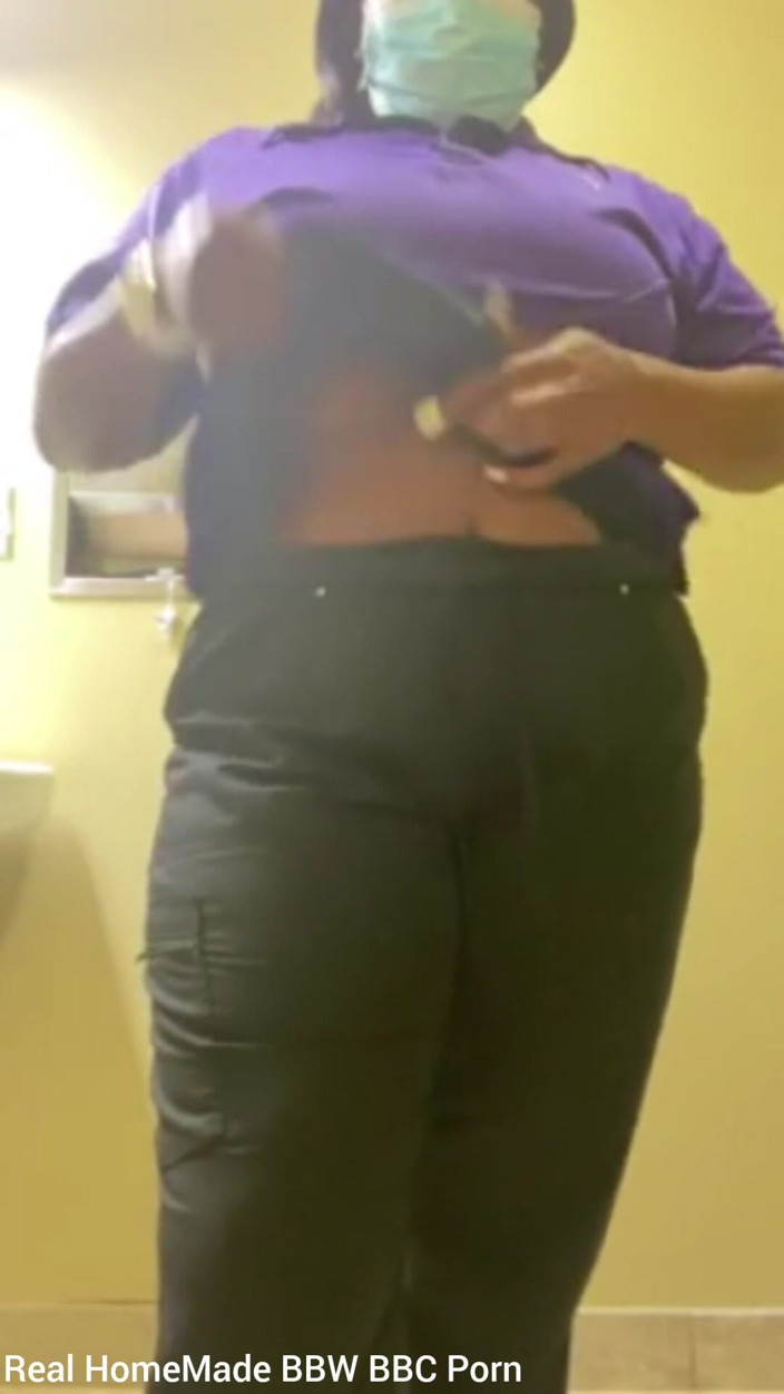 Super sexy ebony cuties: Ściskanie odbijając moje piersi Migając moją cipkę w pracy