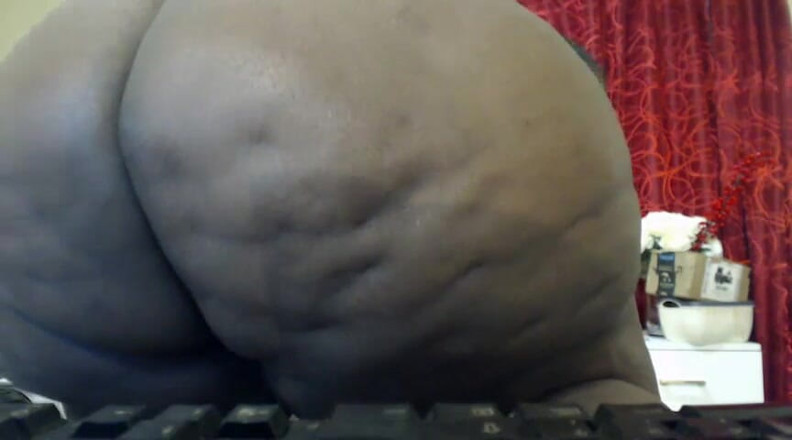 Legendary Booty Overdose: Une MILF SSBBW gémit en se caressant la chatte et écartant...