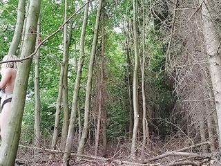Street bitch milf: Ormanda iki günde aynı yalnız adam tarafından sikiliyor