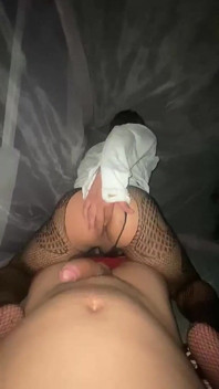 Sissy Ken Se Stává Otrokem Tomasova Bílého Penisu a Šuká Ji Do Zadku Nahoře Na Tomášovi