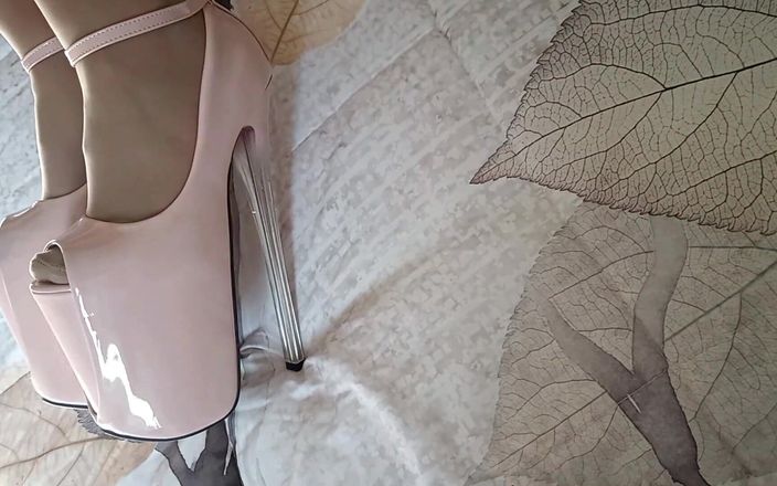 LauraOnHeels: 一个完美身体的熟女在镜子里的完美口交