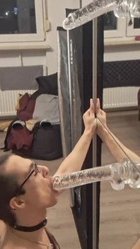 Ts раб Бонні тестує свій новий набір ділдо