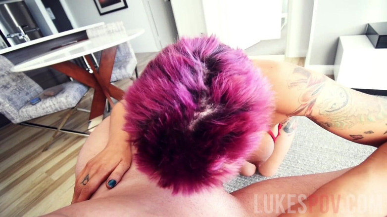 Lukes POV: Getatoeëerde babe met gespleten tong geeft pijpbeurt met sperma