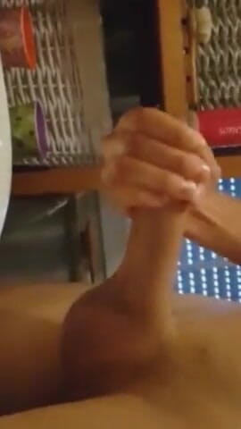 Horny gay: Zakar besar dengan pancutan mani besar mahu berkongkek
