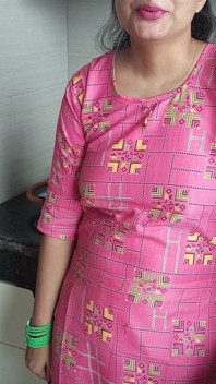 Ibu tiri bahenol lagi asik ngobrol di dapur
