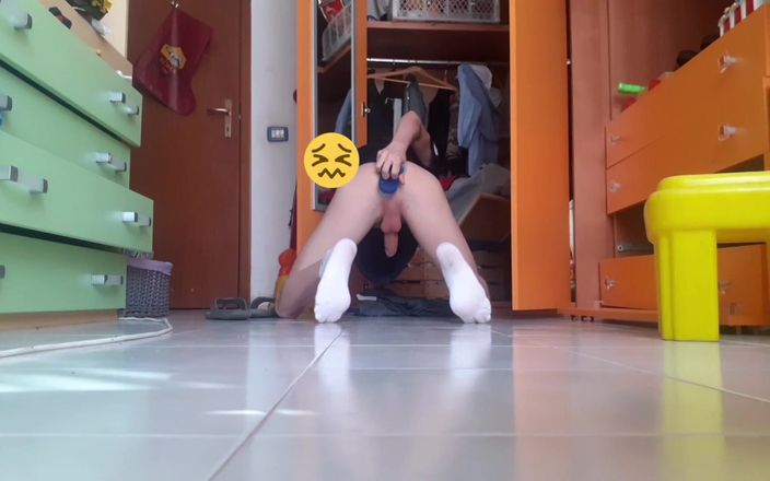 Ses_van: Saya menyumbat pantat saya dengan dildo untuk hari jadi saya...