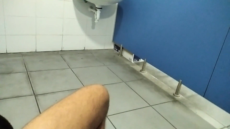 Elvissc: Trabajador masturba su gran polla caída en baño público hasta...
