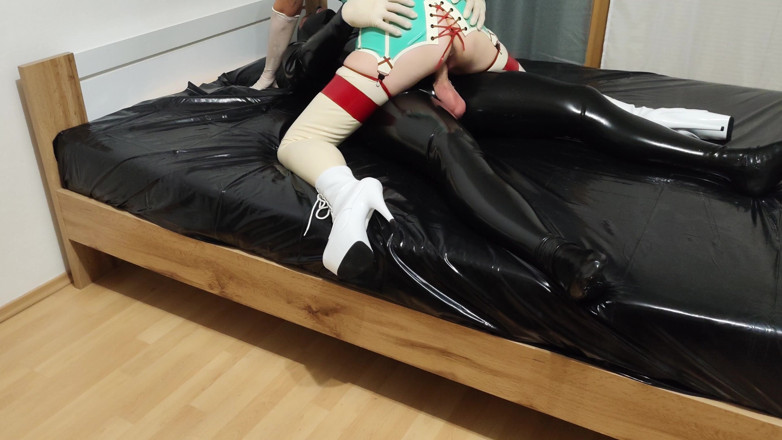 Latex Danielle: 热辣的乳胶护士享受令人兴奋的打手枪和硬渗透的乐趣。完整视频 2