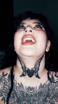 Zlaté sprchy, rimming, creampie a výstřik na obličej pro Tatted Buxom brunetku