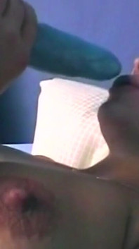 Wanita dewasa rambut pirang vixen lagi asik nyepong dan fingering memek beceknya pakai dildo