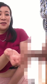 A esposa solitária não podia desviar o olhar. Assisti-lo foi tudo o que foi preciso para despertar seu desejo