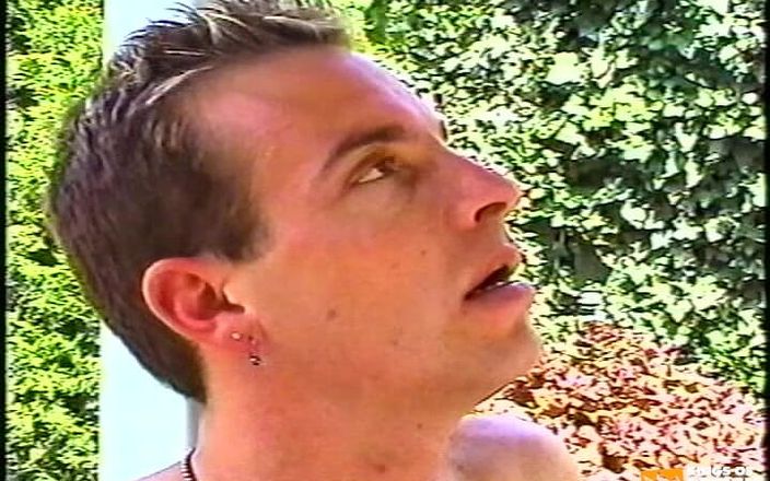 Gay Diaries: Sarışın twink deneyimli bir adamla dışarıda sıkı göt deliğiyle sikişiyor