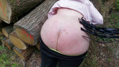 Bouncy Tits Action: Bič mi na záda a zadek venku v halence