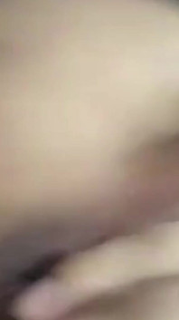 카메라 앞에서 후장 구멍을 보여주는 겸둥이 조명의 마른 십대 소년