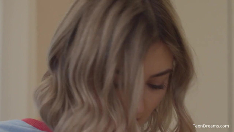 Teen Dreams: Eva, de 18 ani, se masturbează cu laptele ei