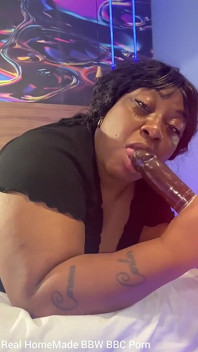 Amalan deepthroat mengongkek mulut saya dengan dildo besar