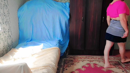 Kitty_Cross: Wunderschöne sissy posiert mit EinschNädchen auf ihren backen