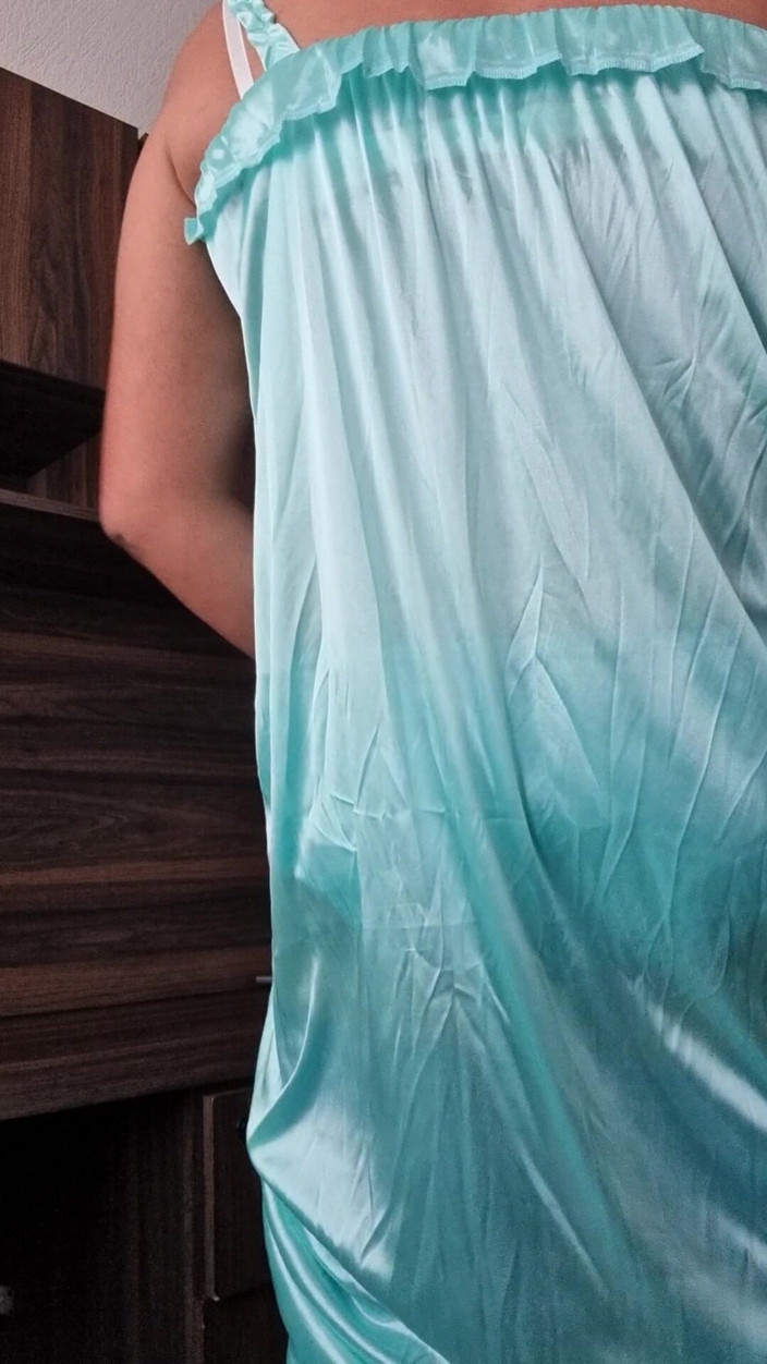 Sexy shinny clothes: Blaues Satin-Nachthemd, freihändige Masturbation, aufgeregt mit weichem und zartem Satinstoff,...