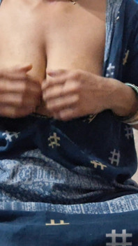 새로 결혼한 마누라에게 젖탱이 마사지를 보여주고 섹스를 즐기세요