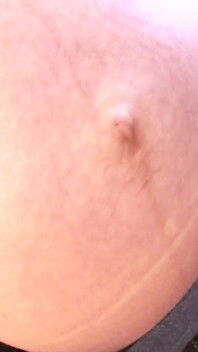 Nikola, blonde enceinte, révèle ses gros seins naturels et masse son ventre avec de la lotion
