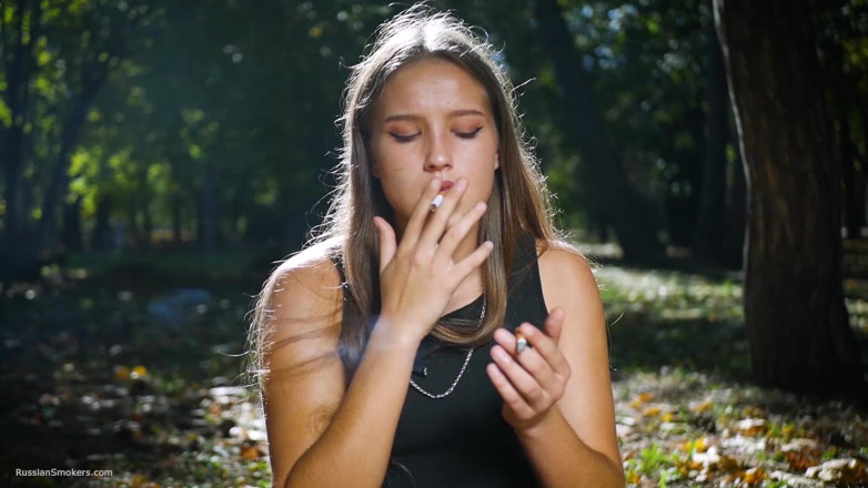 Russian Smokers: Соблазнительная Русская Красотка Курит Сигарету В Студии