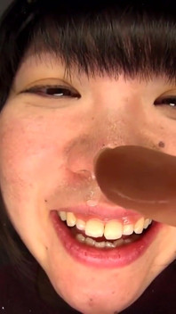 하루카 미사키처럼 노 버블을 가지고 노는 다른 소녀는 렌즈에 떨어뜨리고 부끄러움 없이 핥아