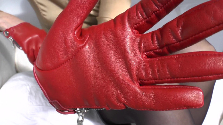 Lady Victoria Valente: Intenzivní čichání mých červených kožených rukavic, Lady Victoria Valente