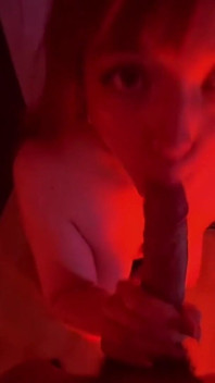 红发女孩在派对上跳舞，最后我被困在夜总会的洗手间里