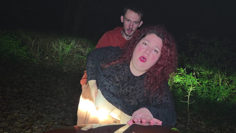 abricot sucree: Pequeña zorra siendo follada en el bosque por la noche