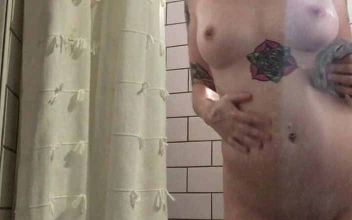 Lady Lazarus: Tremblements sous la douche savonneuse