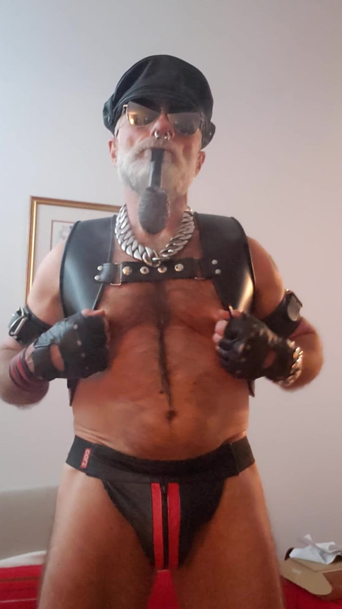 Muscles Cigar FFPig: 雪茄继父用来自 Meo.de 的新夹享受管子，等待一个男孩来和他们一起玩
