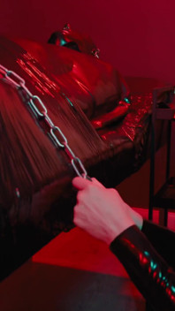 E-hra pro Rubberslave v brašce s tělem a těžké gumové masce
