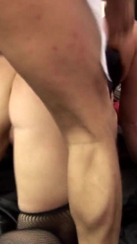 Claudia Titty suce une grosse bite et fait un trio avec Paige