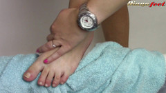 Foot Fetish HD: Roztomilá brunetka Diana si tře její sexy nohy