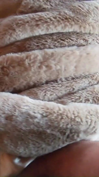 Vestido dourado, pele e fumo - buceta peluda, boquete profundo e cachorrinho duro em um freezer