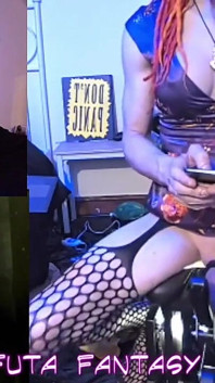 Pěkná dlouhá jízda na šukací židli v sexy saténových šatech