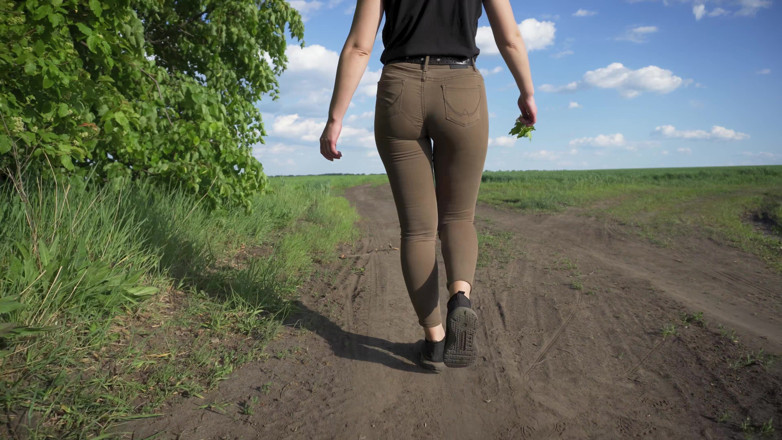 Teasecombo 4K: Sexy MILF procházky Venku a škádlí roztomilé kalhotky