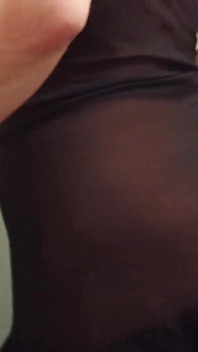 MiLF bionda fa pipì nella vasca da bagno