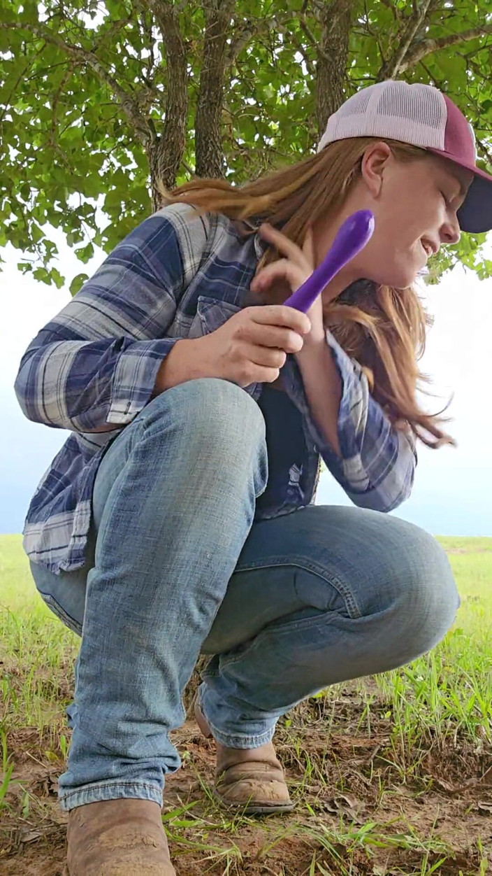 NaughtyRedFarmgirl: Руда трахає дупу і сквіртує на вулиці