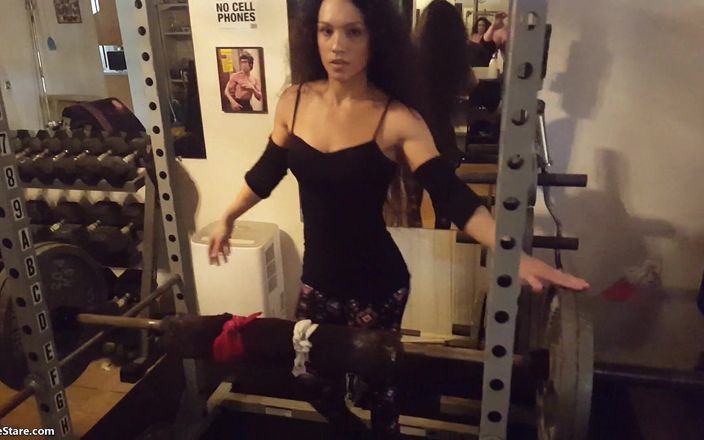 Babe Stare: Tia zeigt ihre sexy kraft im fitnessstudio