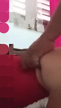 Con el ano abierto, la chica MILF se la vierte para correrse pronto y terminar con ello