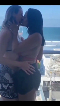 Aku ketemu sama istri bahenolku di pantai dan dia mengajakku ke apartemen ini.