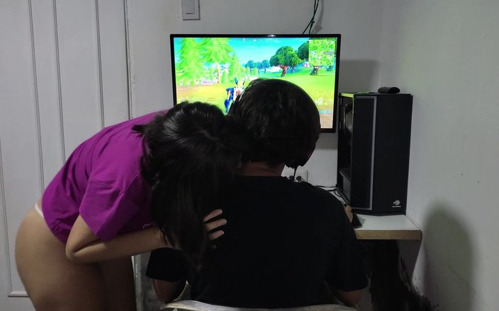 SugarPose: Jasmin lenkt ihren freund ab, während er spiele spielt